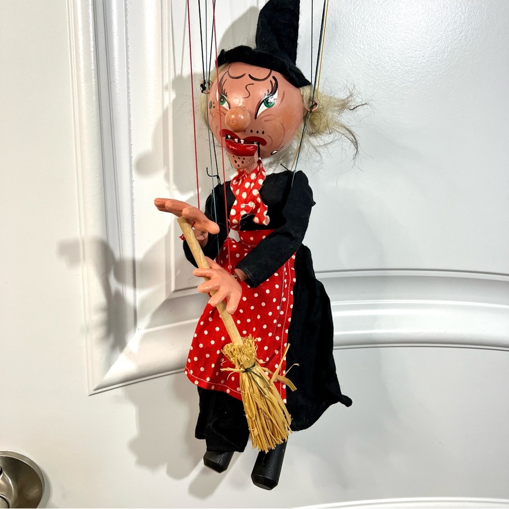 RARE Vintage PELHAM Witch Puppet SM2?